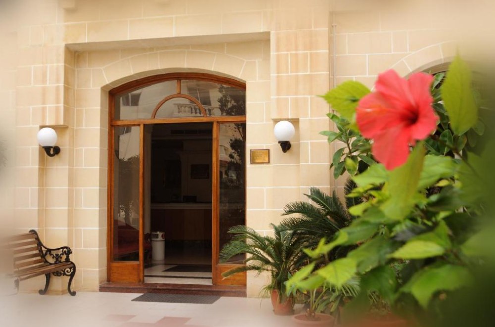 Il-Palazzin Hotel — entrance